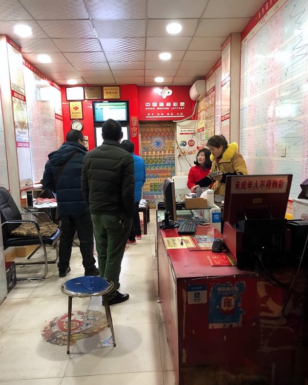 第一次踏入彩票站的奇妙之旅，从紧张到兴奋的转变